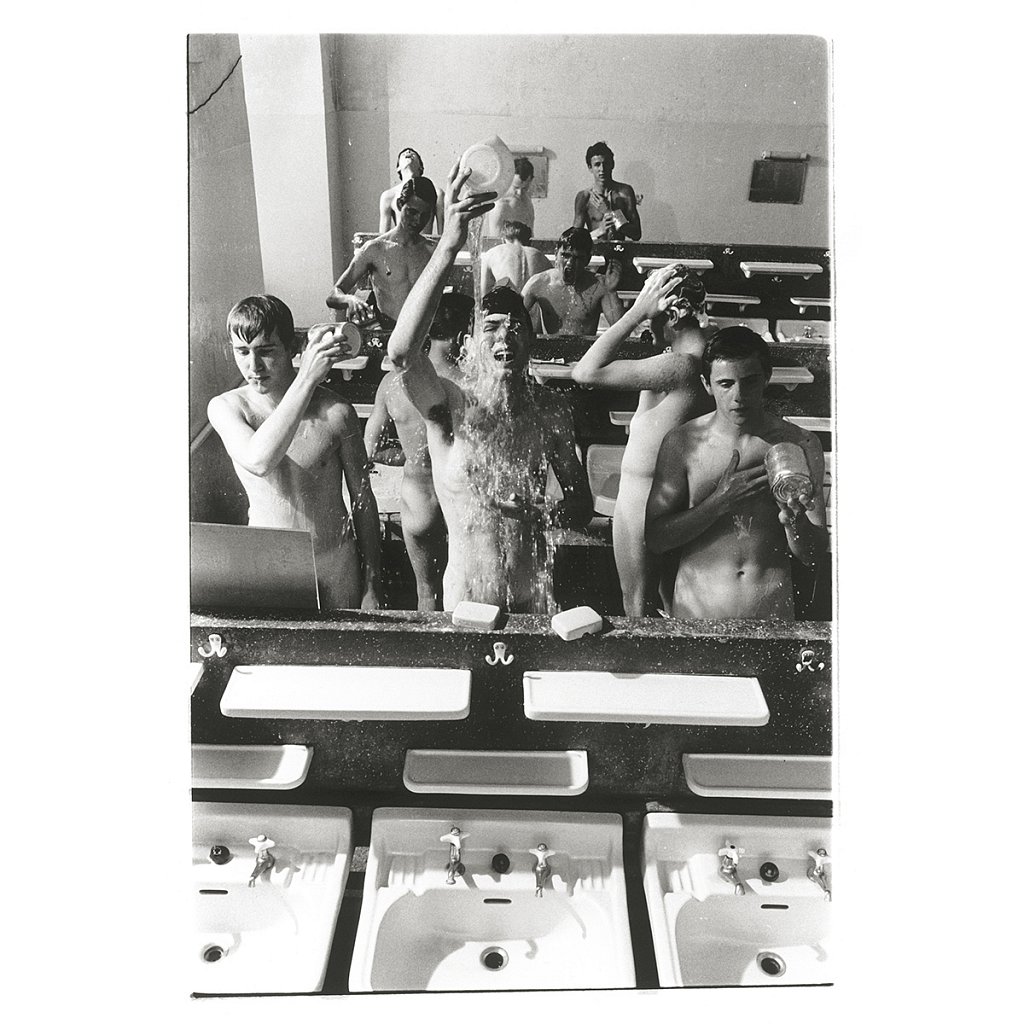 Mike und andere schmeißen Wasser beim Waschen Schule Schloß Salem, 1963