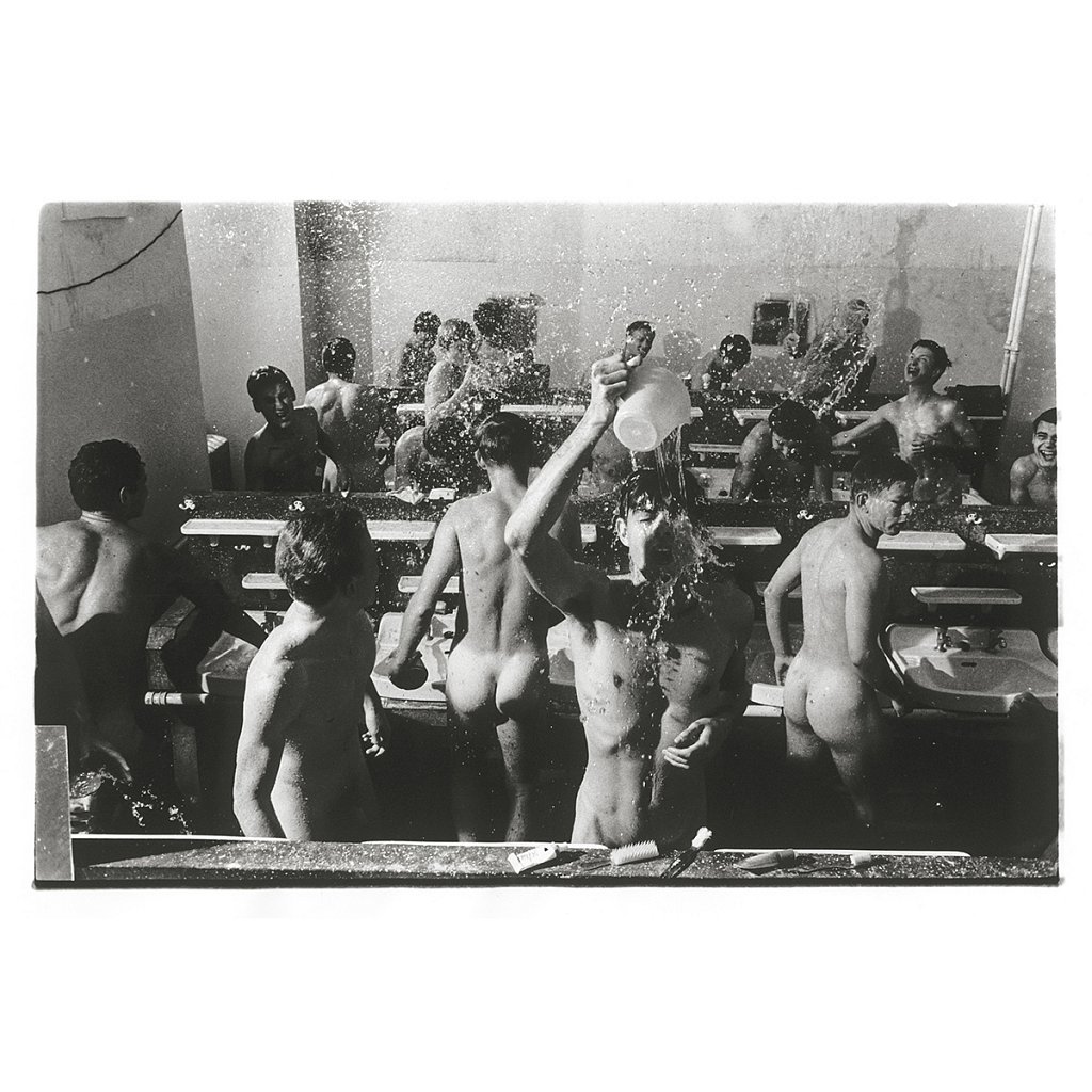 Jungen schmeißen Wasser auf sich Schule Schloß Salem, 1963